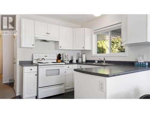 4746 Sunnybrae Canoe Point Road, Tappen, BC - Indoor Photo Showing Kitchen With Double Sink