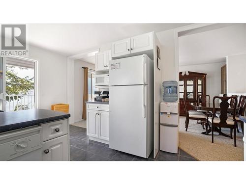 4746 Sunnybrae Canoe Point Road, Tappen, BC - Indoor Photo Showing Kitchen