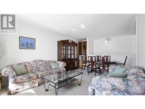 4746 Sunnybrae Canoe Point Road, Tappen, BC - Indoor Photo Showing Living Room