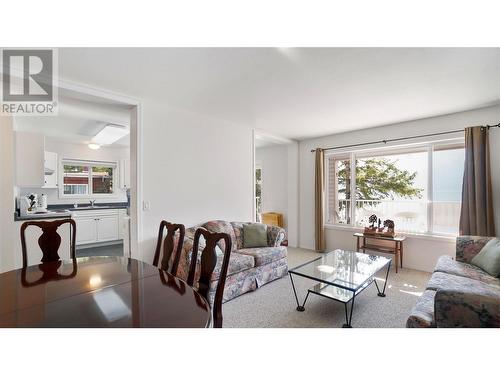 4746 Sunnybrae Canoe Point Road, Tappen, BC - Indoor Photo Showing Living Room