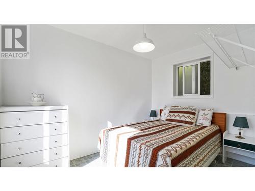 4746 Sunnybrae Canoe Point Road, Tappen, BC - Indoor Photo Showing Bedroom