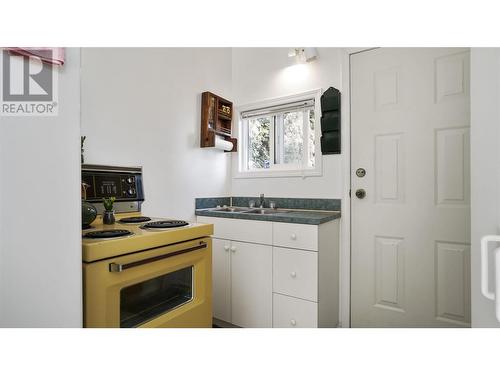 4746 Sunnybrae Canoe Point Road, Tappen, BC - Indoor Photo Showing Kitchen