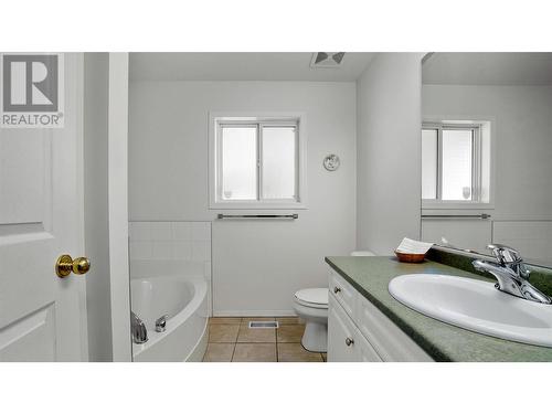 4746 Sunnybrae Canoe Point Road, Tappen, BC - Indoor Photo Showing Bathroom