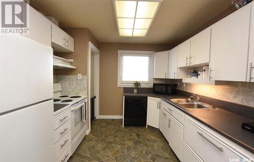 1121 Hochelaga Street W, Moose Jaw, SK - Indoor Photo Showing Kitchen With Double Sink