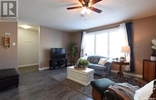 1121 Hochelaga Street W, Moose Jaw, SK - Indoor Photo Showing Living Room