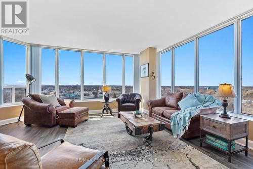 #1109 -81 Scott St, St. Catharines, ON - Indoor Photo Showing Living Room