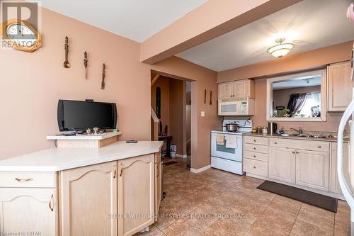 #57 -9 Ailsa Pl, London, ON - Indoor Photo Showing Kitchen