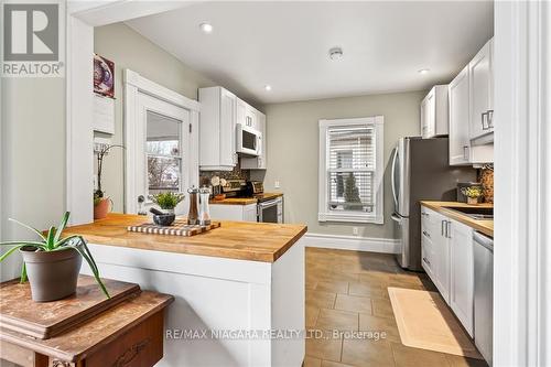 23 Catherine St, St. Catharines, ON - Indoor Photo Showing Kitchen