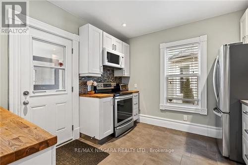 23 Catherine Street, St. Catharines, ON - Indoor Photo Showing Kitchen