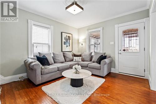 23 Catherine St, St. Catharines, ON - Indoor Photo Showing Living Room