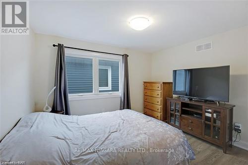 77 B Broadway Avenue, St. Catharines, ON - Indoor Photo Showing Bedroom