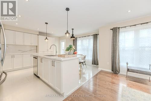 917 Whaley Way, Milton, ON - Indoor Photo Showing Kitchen With Upgraded Kitchen