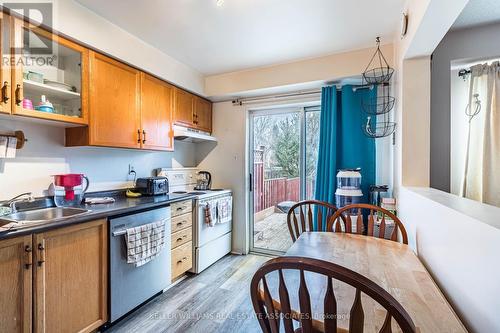 186 Pickett Cres, Barrie, ON - Indoor Photo Showing Kitchen