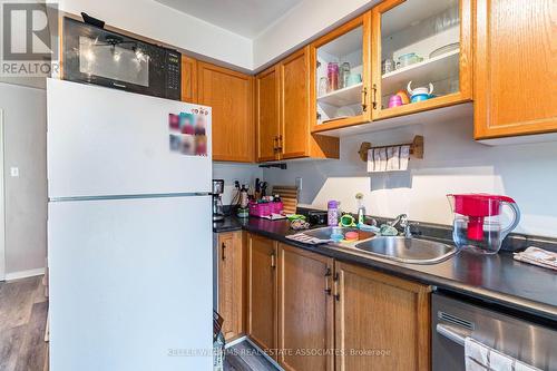 186 Pickett Cres, Barrie, ON - Indoor Photo Showing Kitchen With Double Sink