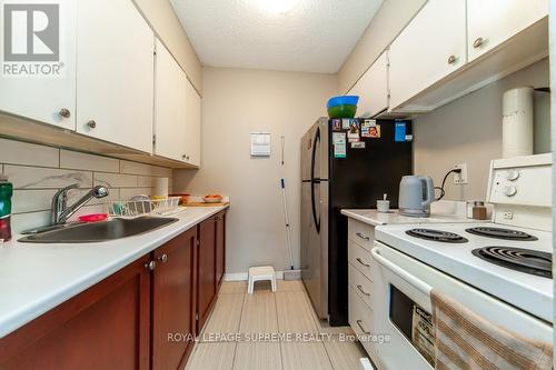 #1006 -50 Lotherton Ptwy, Toronto, ON - Indoor Photo Showing Kitchen