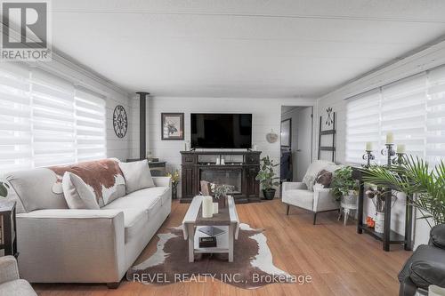 20 Homewood Ave, Kawartha Lakes, ON - Indoor Photo Showing Living Room