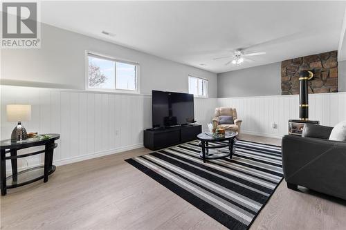 159 Pleasant View Drive, Pembroke, ON - Indoor Photo Showing Living Room