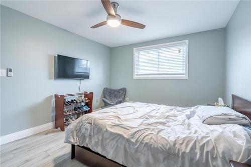 9 Delawana Drive, Hamilton, ON - Indoor Photo Showing Bedroom
