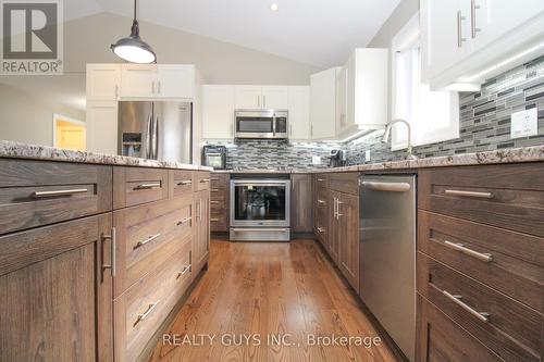 689 Spillsbury Dr, Peterborough, ON - Indoor Photo Showing Kitchen With Upgraded Kitchen