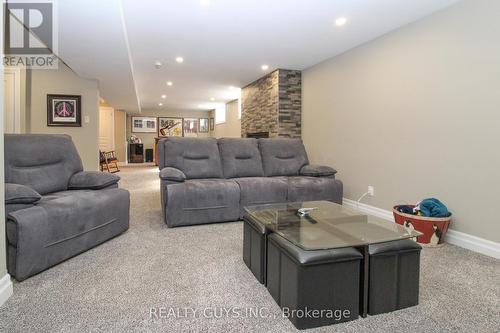 689 Spillsbury Drive, Peterborough, ON - Indoor Photo Showing Living Room