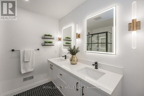 35 Huntley Cres, Kitchener, ON - Indoor Photo Showing Bathroom
