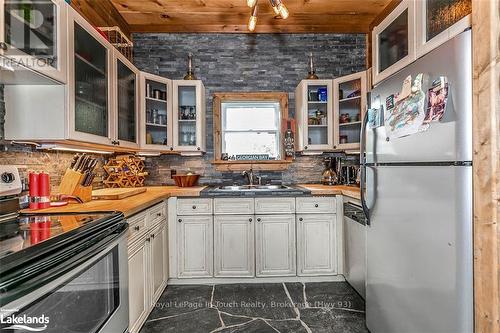 B686-8 Derbyshire Island, The Archipelago, ON - Indoor Photo Showing Kitchen With Double Sink