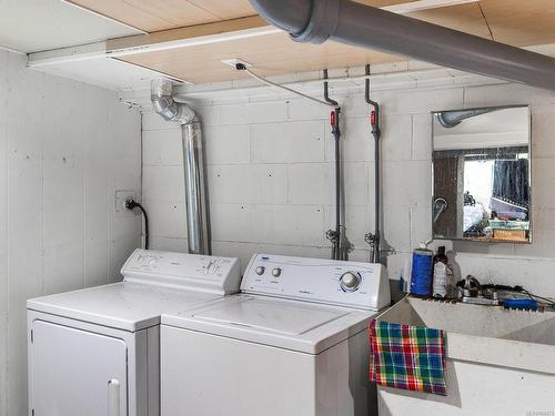 2458 Rosstown Rd, Nanaimo, BC - Indoor Photo Showing Laundry Room