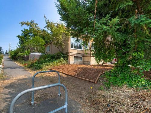 2458 Rosstown Rd, Nanaimo, BC - Outdoor