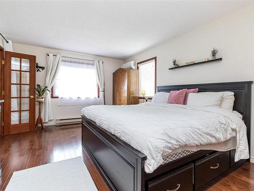 6428 Abbey Rd, Duncan, BC - Indoor Photo Showing Bedroom