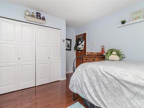 6428 Abbey Rd, Duncan, BC - Indoor Photo Showing Bedroom