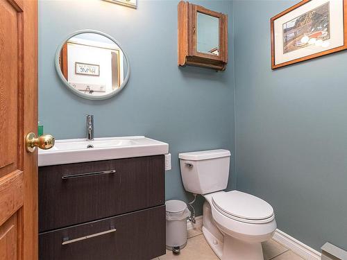 6428 Abbey Rd, Duncan, BC - Indoor Photo Showing Bathroom