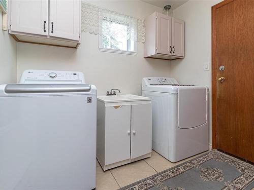 6428 Abbey Rd, Duncan, BC - Indoor Photo Showing Laundry Room