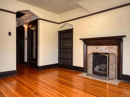 555 Newport Ave, Oak Bay, BC - Indoor With Fireplace