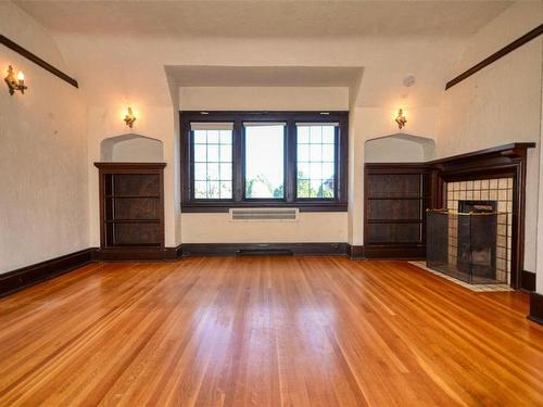 555 Newport Ave, Oak Bay, BC - Indoor With Fireplace