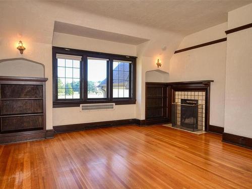 555 Newport Ave, Oak Bay, BC - Indoor Photo Showing Other Room With Fireplace