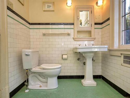 555 Newport Ave, Oak Bay, BC - Indoor Photo Showing Bathroom