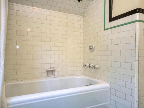 555 Newport Ave, Oak Bay, BC - Indoor Photo Showing Bathroom