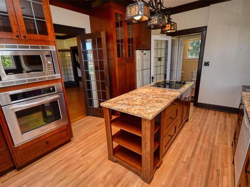 555 Newport Ave, Oak Bay, BC - Indoor Photo Showing Kitchen