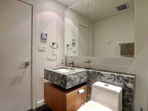 Bathroom - 601-221 Rue St-Jacques, Montréal (Ville-Marie), QC - Indoor Photo Showing Bathroom