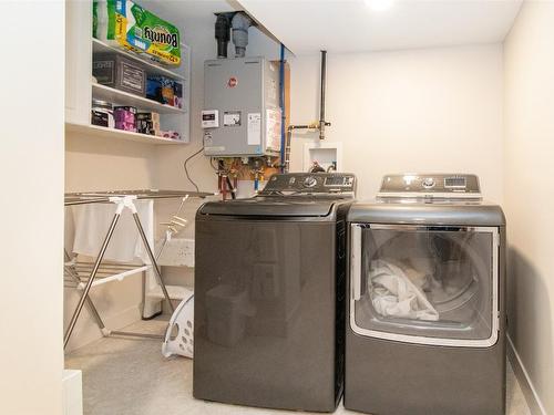 121-914 Craig Road, Kelowna, BC - Indoor Photo Showing Laundry Room