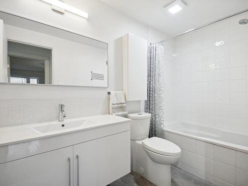 Bathroom - 1-5235 Av. De Gaspé, Montréal (Le Plateau-Mont-Royal), QC - Indoor Photo Showing Bathroom