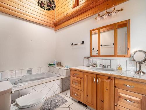 5055 Christie Rd, Ladysmith, BC - Indoor Photo Showing Bathroom