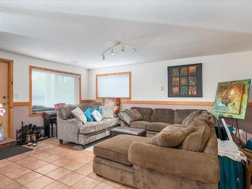 5055 Christie Rd, Ladysmith, BC - Indoor Photo Showing Living Room