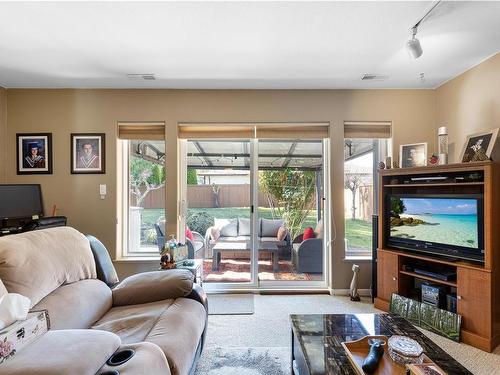 873 Mulholland Dr, Parksville, BC - Indoor Photo Showing Living Room