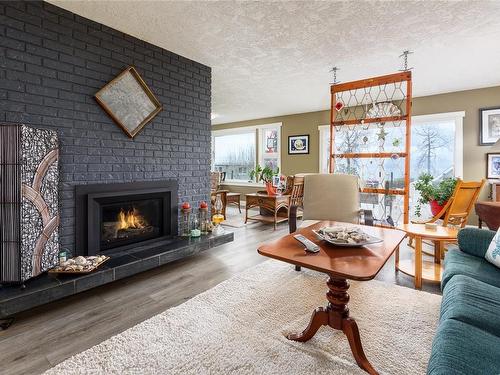4770 Kilmarnock Dr, Courtenay, BC - Indoor Photo Showing Living Room With Fireplace