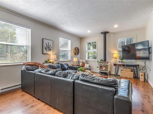 2828 Twin Oaks Dr, Nanaimo, BC - Indoor Photo Showing Living Room