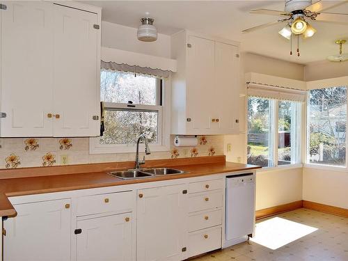 1014 Vista Ave, Duncan, BC - Indoor Photo Showing Kitchen With Double Sink