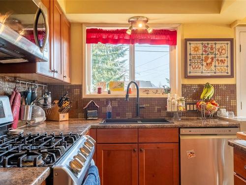3808 Exton St, Port Alberni, BC - Indoor Photo Showing Kitchen With Double Sink