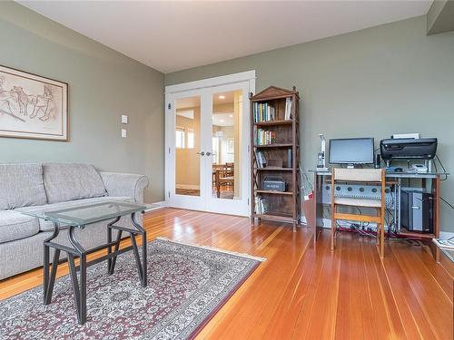 1106 Tolmie Ave, Saanich, BC - Indoor Photo Showing Living Room