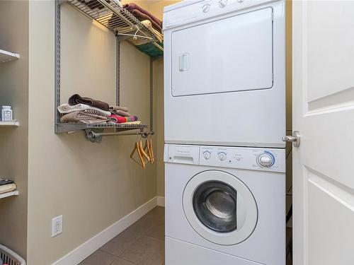 1106 Tolmie Ave, Saanich, BC - Indoor Photo Showing Laundry Room